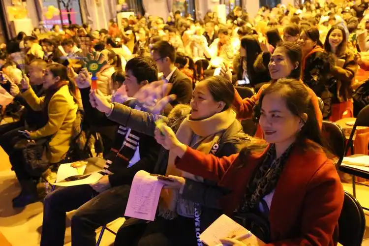 台下观众热情高涨,笑逐颜开等待晚会拉开序幕