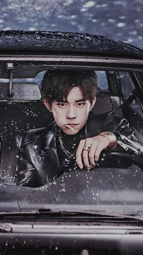 易烊千玺酷飒帅气迷人魅力写真