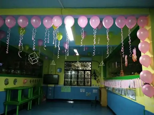 活动前,老师还特意装扮了教室,好多粉色的气球啊.