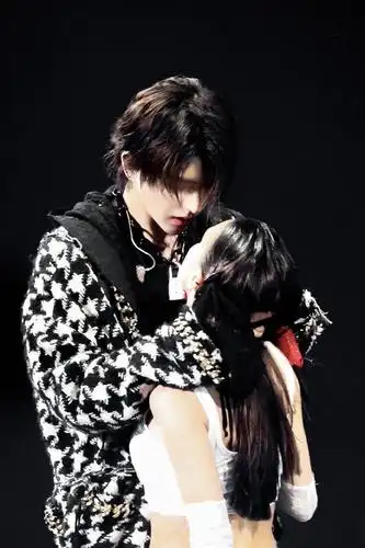 蔡徐坤舞台张力拉满太撩人