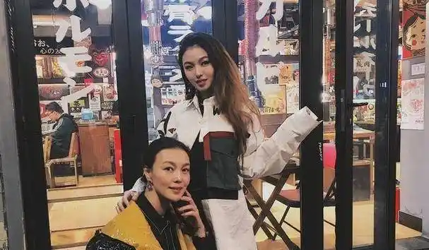 荧屏上她是王一博的妈妈,生活中丈夫是著名作家,50岁仍气质满满_荣蓉