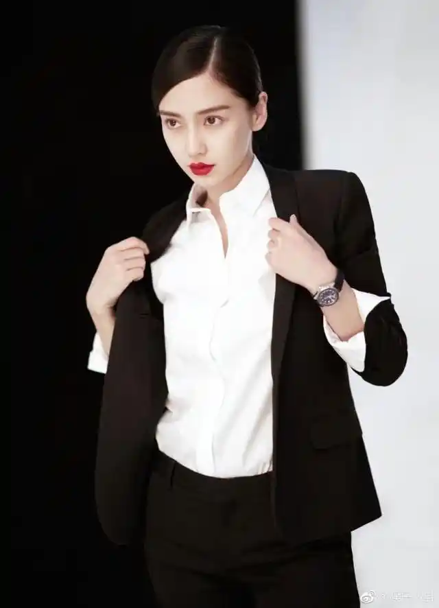 angelababy一身黑色西装内搭白色衬衣,简直是攻气十足
