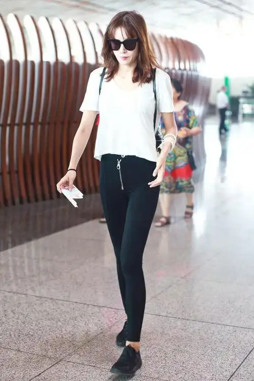 张蓝心身材真不错蕾丝礼服勾勒出完美曲线不愧是龙女郎