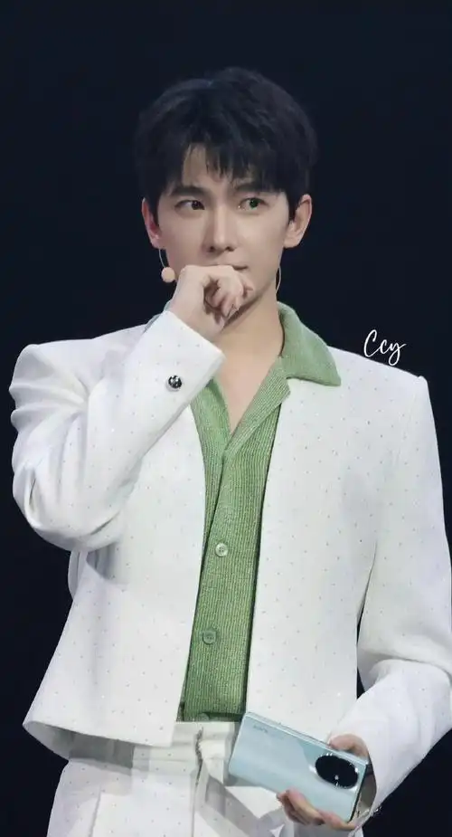 杨洋发布会现场状态##杨洋演我晚睡日常