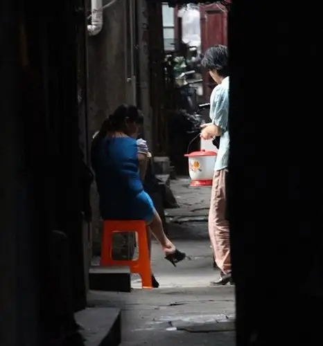 上海弄堂的性工作者衣着暴露三五成群躲窄巷