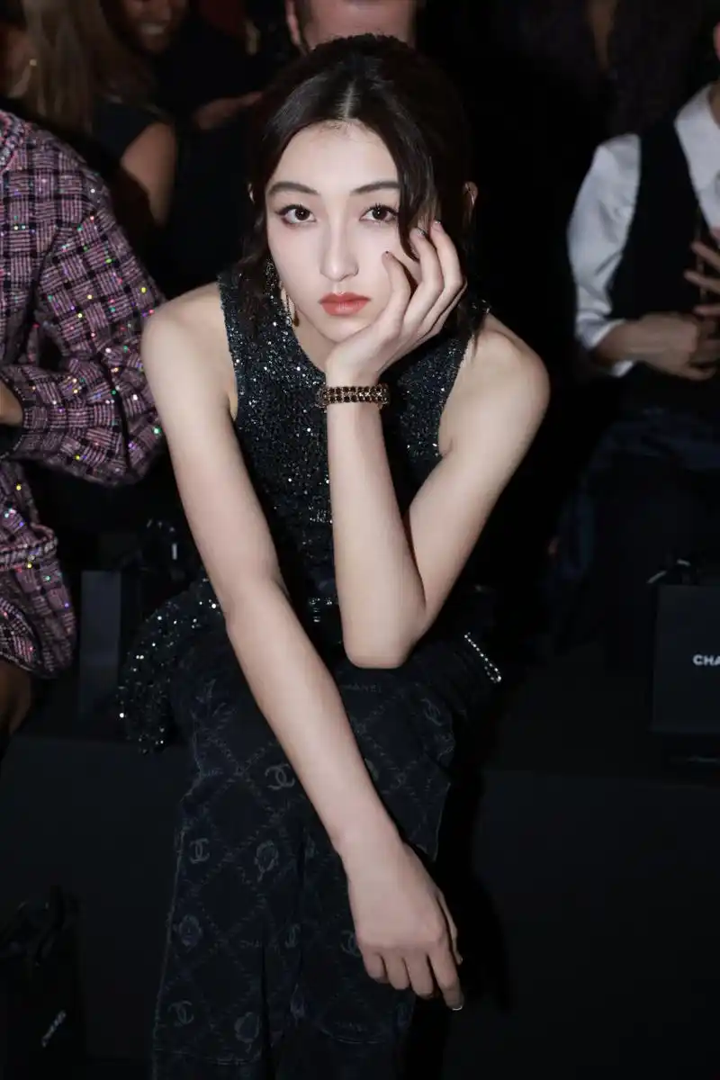 张子枫 出席香奈儿2024春夏高级成衣系列发布会[心]向自由与灵动忠忖