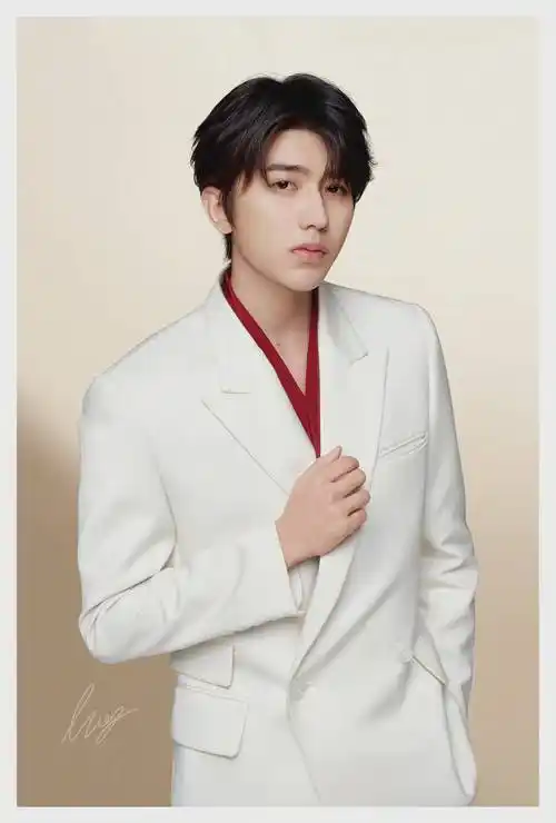 蔡徐坤新造型白色西装套装优雅绅士超有风度