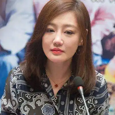 原创薛佳凝老的好快脸都崩了还能大方面对镜头不漂亮但很真实