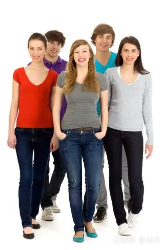 5 个年轻的朋友站在一起