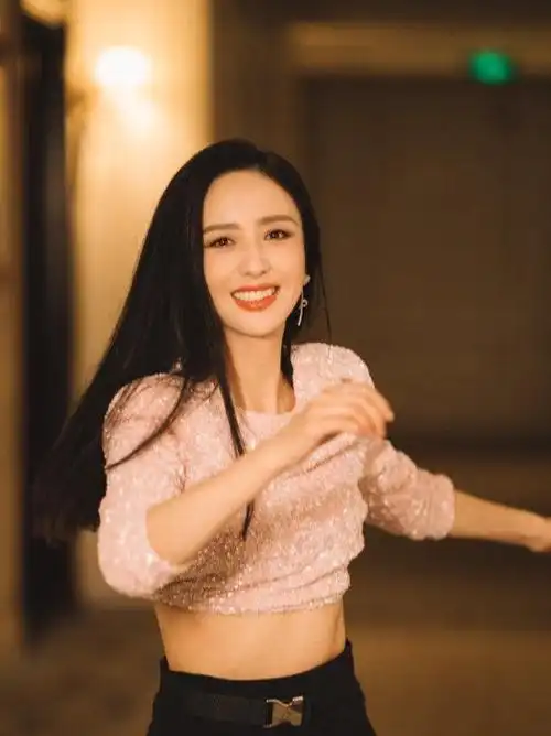 佟丽娅绝美大片曝光穿露脐装跑步都美到爆离婚后大胆秀小蛮腰