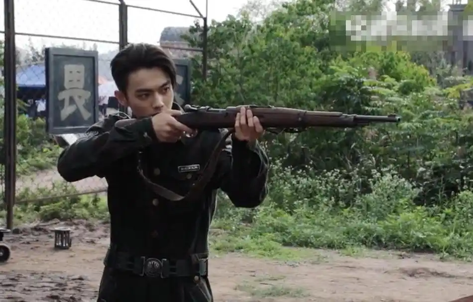 许凯片场打枪花絮曝光 穿军装端长枪眼神坚毅挺拔帅气
