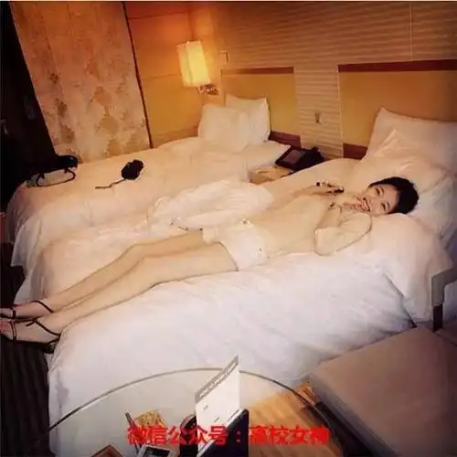 f(x)前成员崔雪莉自拍吃奶油,清纯少女变性感了!