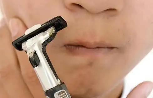 颜色很黑,很茂密,这样的男性看着更有男人味,当然在修剪胡须和刮胡子