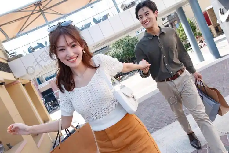 幸福情侣手牵手逛街购物