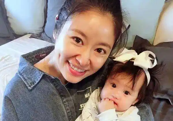 大方转发霍建华杨幂同框照_女儿_妈妈_作品