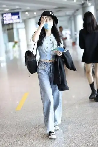 张慧雯素颜清纯穿露脐装秀小蛮腰 挎包赶路东张西望俏皮可爱