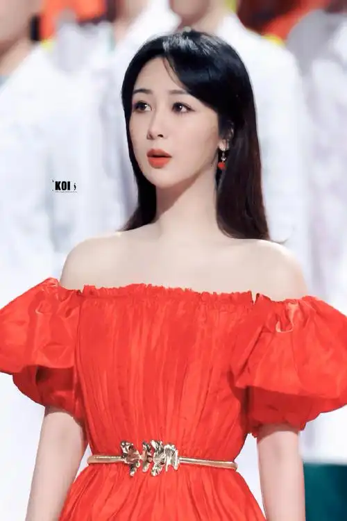 杨紫酒红色星光公主裙#20211231湖南跨年她好像知道自己真的很好看