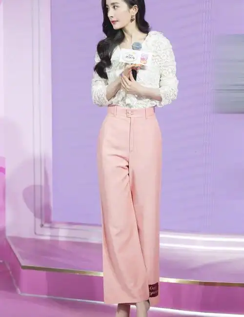 杨幂最新私服穿搭米色毛衣搭配黑色短裤漫画腿太吸睛