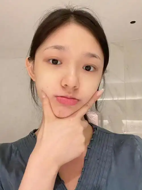 在各种平台公开给大家分享一些变美小技巧,也大方晒出自己的素颜照,而