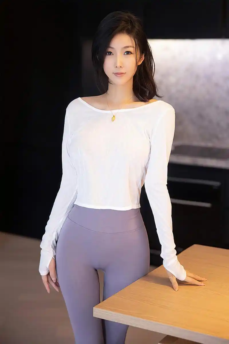 要想酷瑜伽裤,小姐姐不但丰满有型还会一字马,一看就是瑜伽高手