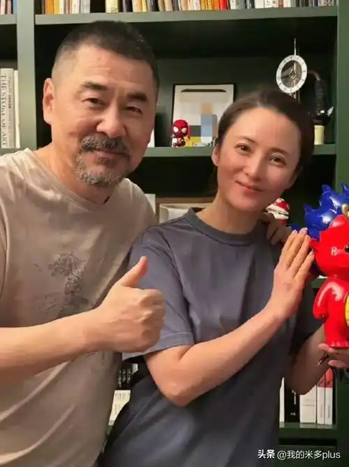 陈建斌一家亲子游,48岁蒋勤勤素颜陪孩子吹蒲公英,大儿子瘦了_家庭_生