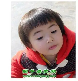 齐刘海的短发型的女宝宝的童花头发型,看起来是特顺直,显得特别的可爱