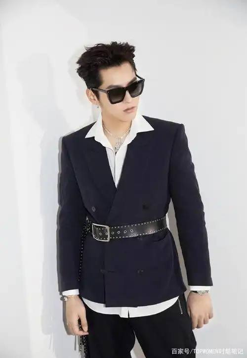 吴亦凡黑色西装亮相活动,白色衬衣与个性腰带,墨镜一戴尽显酷飒
