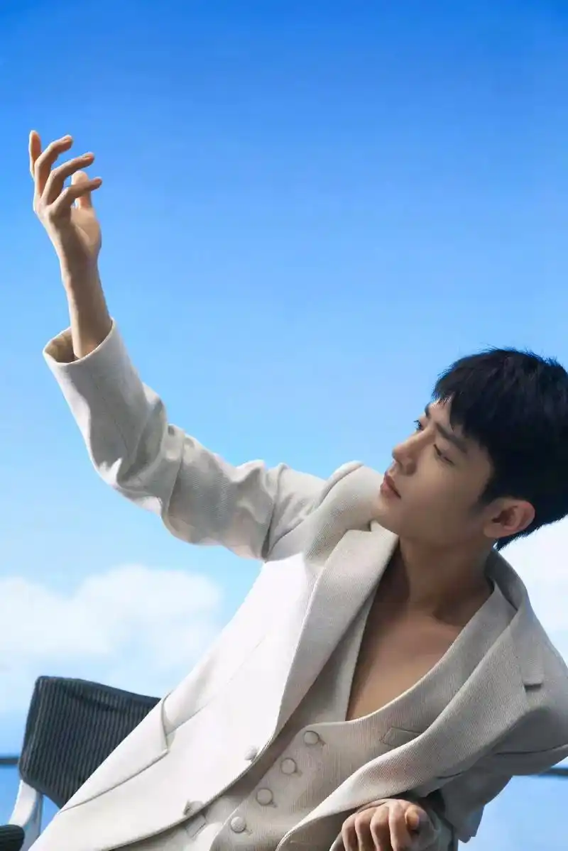 新鲜的肖战来了 #白衣少年 #挡不住的颜值 #陌上人如玉公 - 抖音