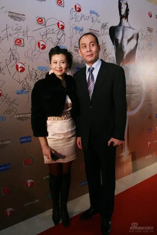 图文张光北陈炜夫妇红毯留影秀恩爱