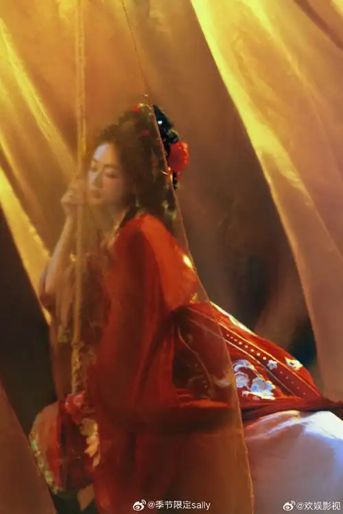 趁着墨雨云间热播,吴谨言今天发了一组古风红衣写真,来看吴姐状态