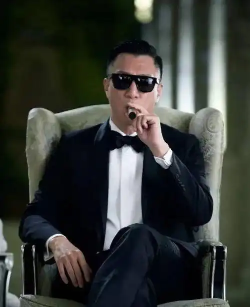 颜王变烟王,孙红雷室内抽烟是包场一层楼,网友反应太让人意外了,不仅