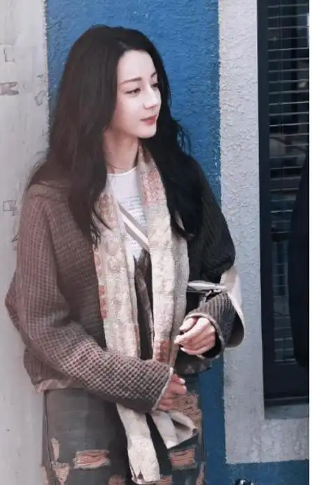 女明星春天穿什么?杨紫,迪丽热巴混搭风春日穿搭,还有杨幂穿长裙