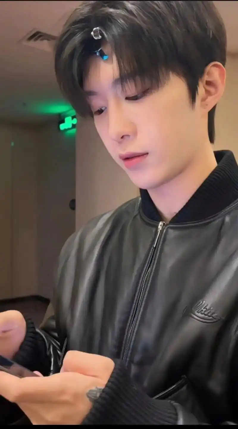 男二们 别太离谱!#范丞丞新角色渣苏感好强#范丞丞真空西装造 - 抖音