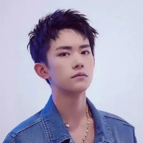 狗啃易烊干玺短发