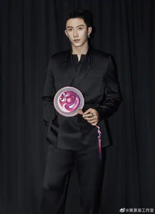 128黄景瑜亮相迪奥二零二一秋季男装大秀缎面束腰西装彰显绅士气质