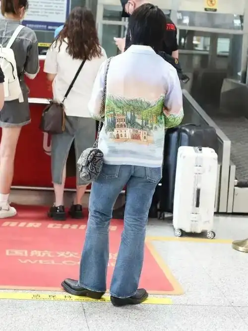 周笔畅真是对这双跟卓别林一样的鞋子情有独钟,爱不释脚,出镜率很高!