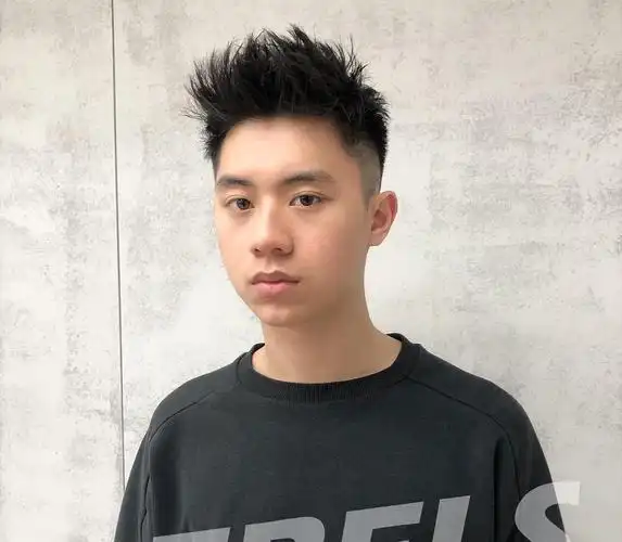 男生"中分头"已经out了!如今流行自然帅气的发型,清新阳光