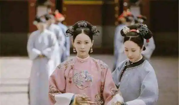 在这两天播出的延禧攻略中,出现了两个后宫嫔妃,一个是愉贵人,一个是