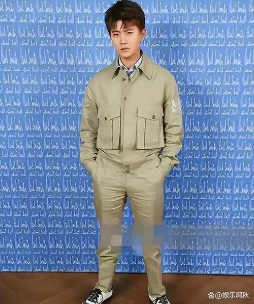 178的任嘉伦和一位不到一米七的女明星站在一起.