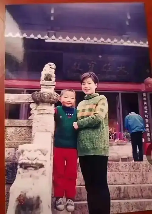 姚策小时候太幸福,千宠百爱,郭威穿着像是一个"衣服继承者"