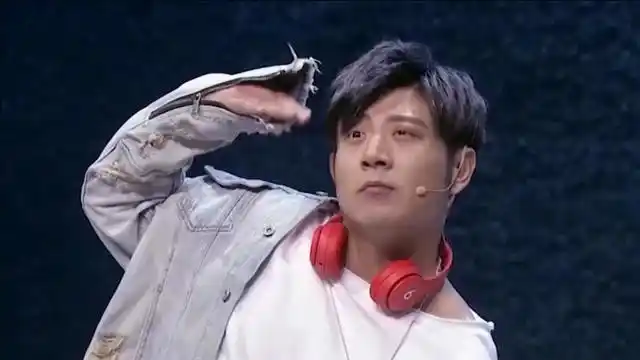 小品老王说事上十岁一个代沟高晓攀上演00后平时喝尿有味