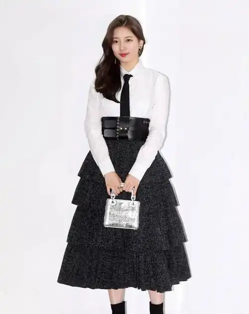 裴秀智穿黑色蛋糕裙出席活动,本想扮甜美,却显得腰很粗!