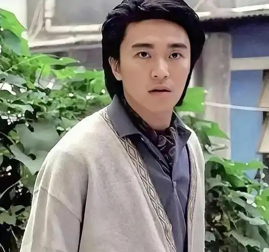 喜剧影星周星驰年轻时照片也太帅了,他演的电影占据了我们整个青春,每