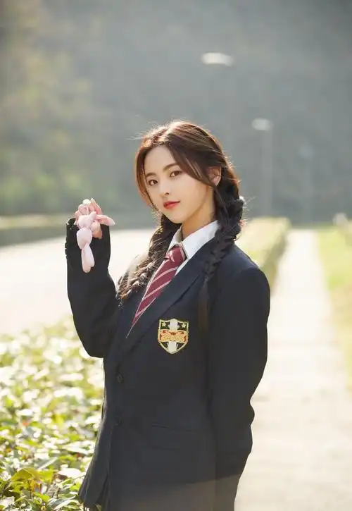 杨超越气质升华穿学院服凹造型尽显绝世少女感