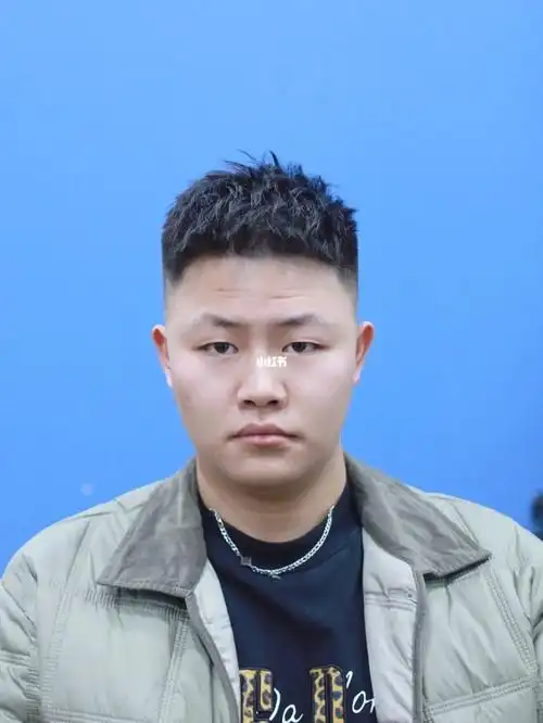 超短飞机头,周边依然采用极短的造型,保持清凉又干净的效果,从发际线