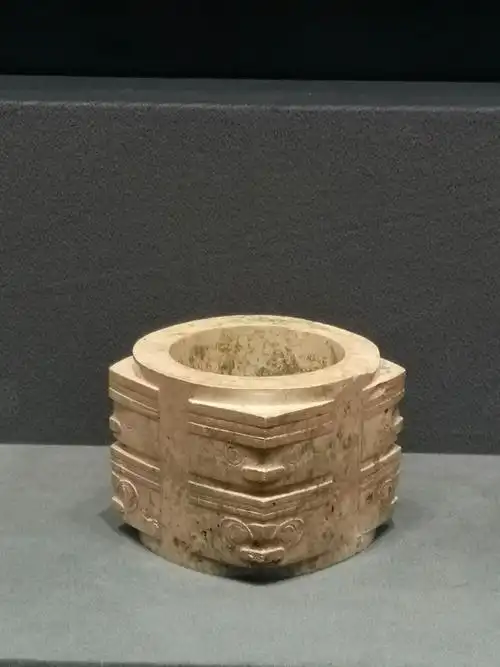 神人兽面纹玉琮