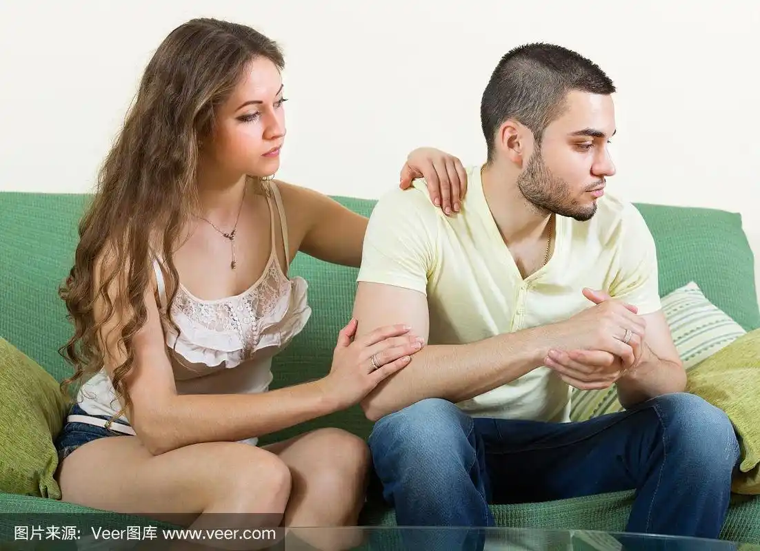 女人安慰沮丧的男人