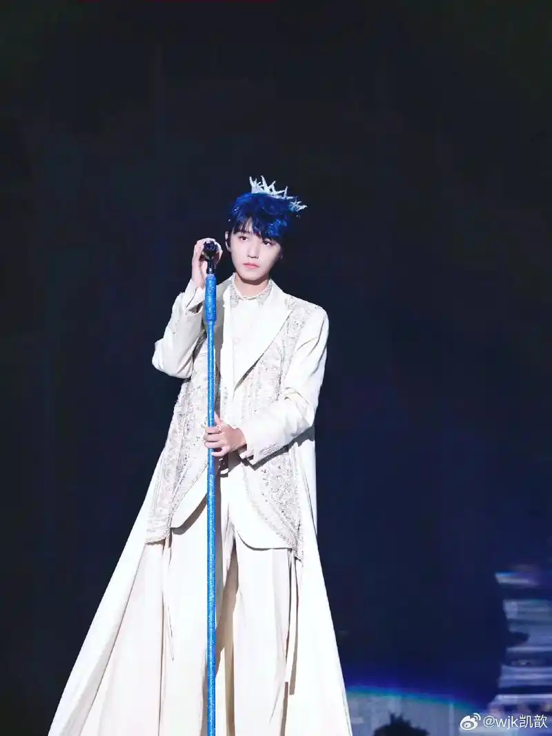 王俊凯 昨晚又是戴皇冠的小王子,歌声治愈所有人#tfboy - 抖音