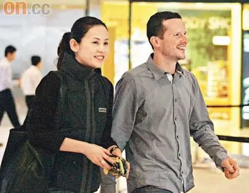 人车给予男友驾驶,难怪前日二人在中环拍拖甜蜜吃雪糕时,宣萱全程甜笑