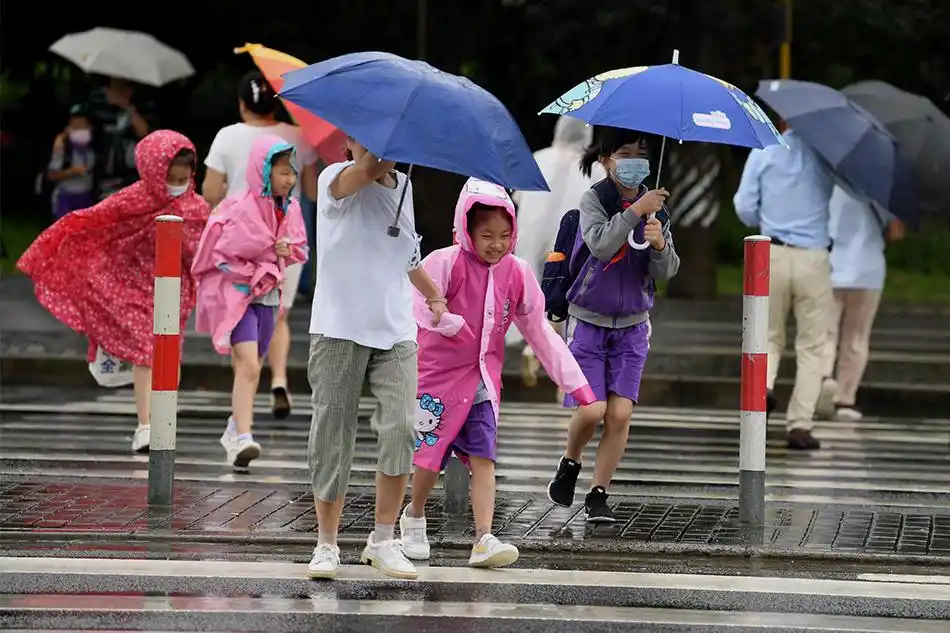 迎战灿都上海停课1天半家长中午接小学生放学